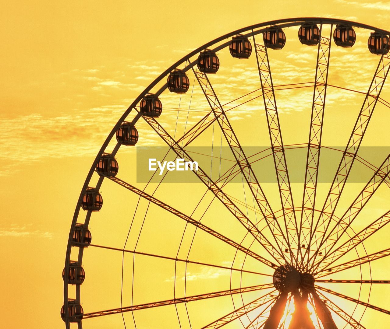 LOW ANGLE VIEW OF FERRIS WHEEL