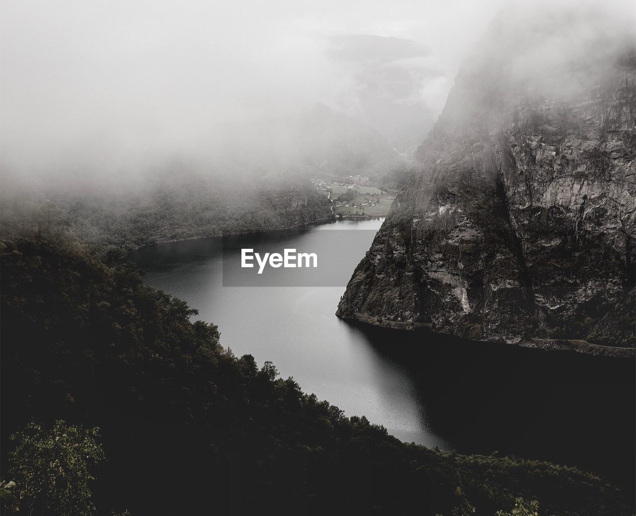 SCENIC VIEW OF RIVER AGAINST MOUNTAINS