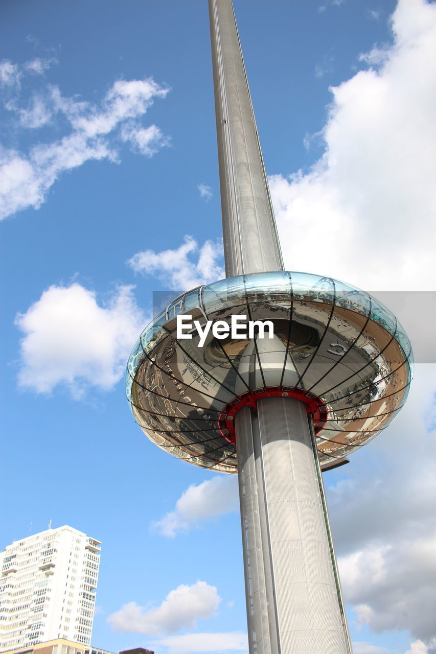 LOW ANGLE VIEW OF FERRIS WHEEL AGAINST BUILDINGS IN CITY