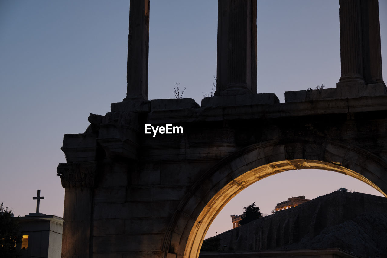 LOW ANGLE VIEW OF HISTORIC BUILDING AGAINST SKY DURING SUNSET