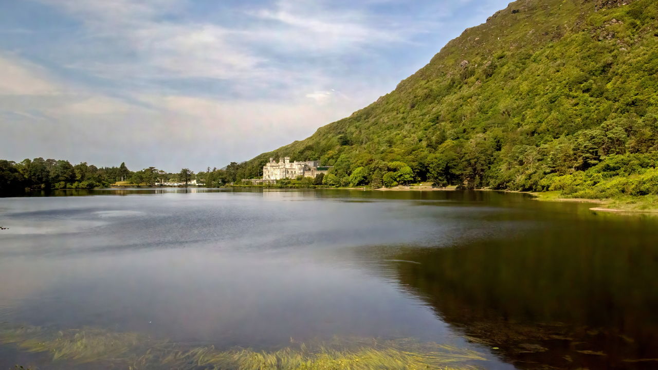 Panoramaview of lake in connemara national park, with kylemore abbey