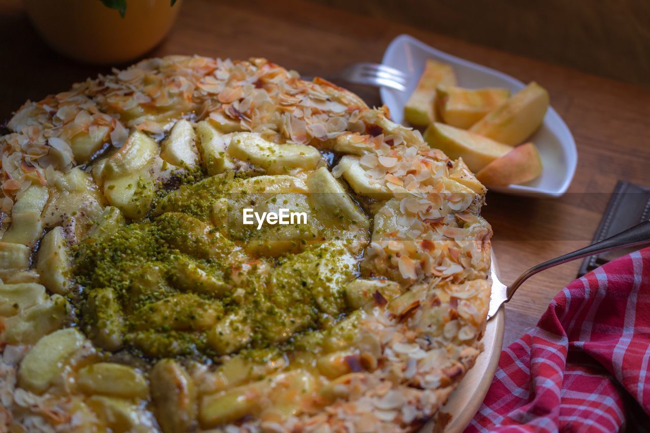 HIGH ANGLE VIEW OF MEAT AND VEGETABLES ON PLATE