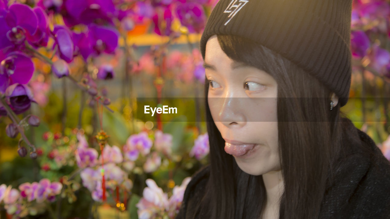 CLOSE-UP OF BEAUTIFUL WOMAN WITH FLOWERS IN HAIR