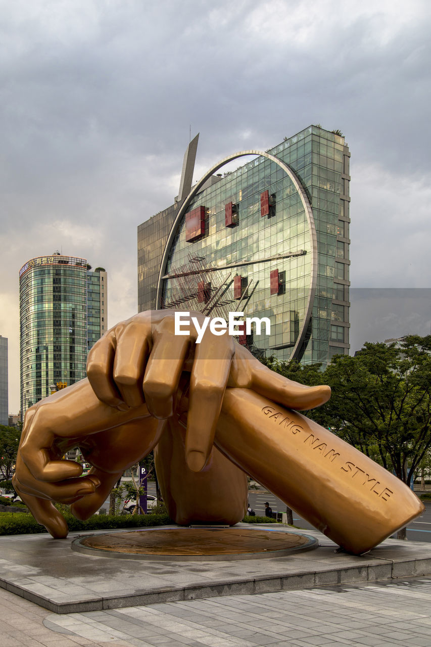 South korea - june 30, 2018:gangnam style sculpture representing city landmark created in park in downtown of seoul