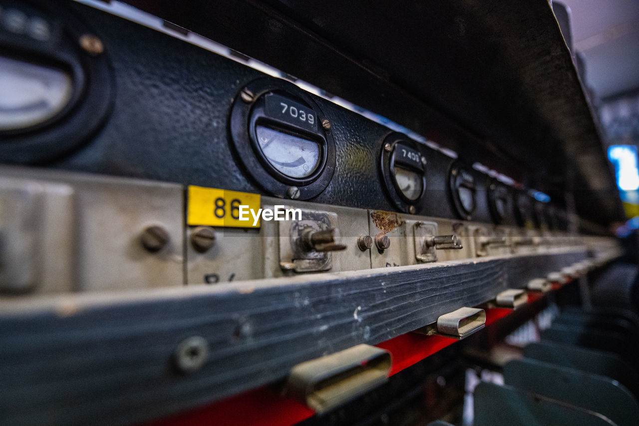 CLOSE-UP OF VINTAGE CAR