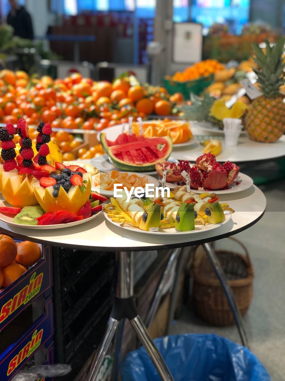 CLOSE-UP OF FRUITS IN PLATE