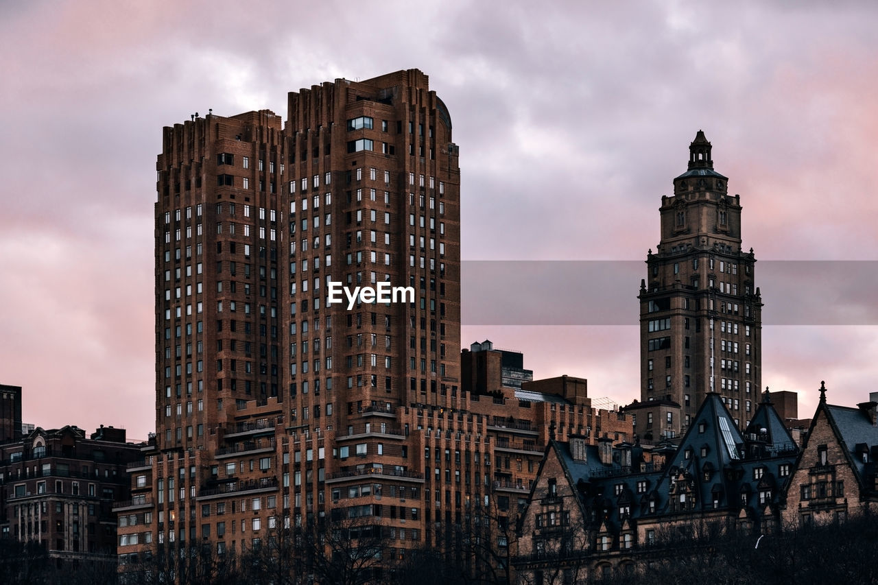 LOW ANGLE VIEW OF BUILDINGS AGAINST SKY AT DUSK