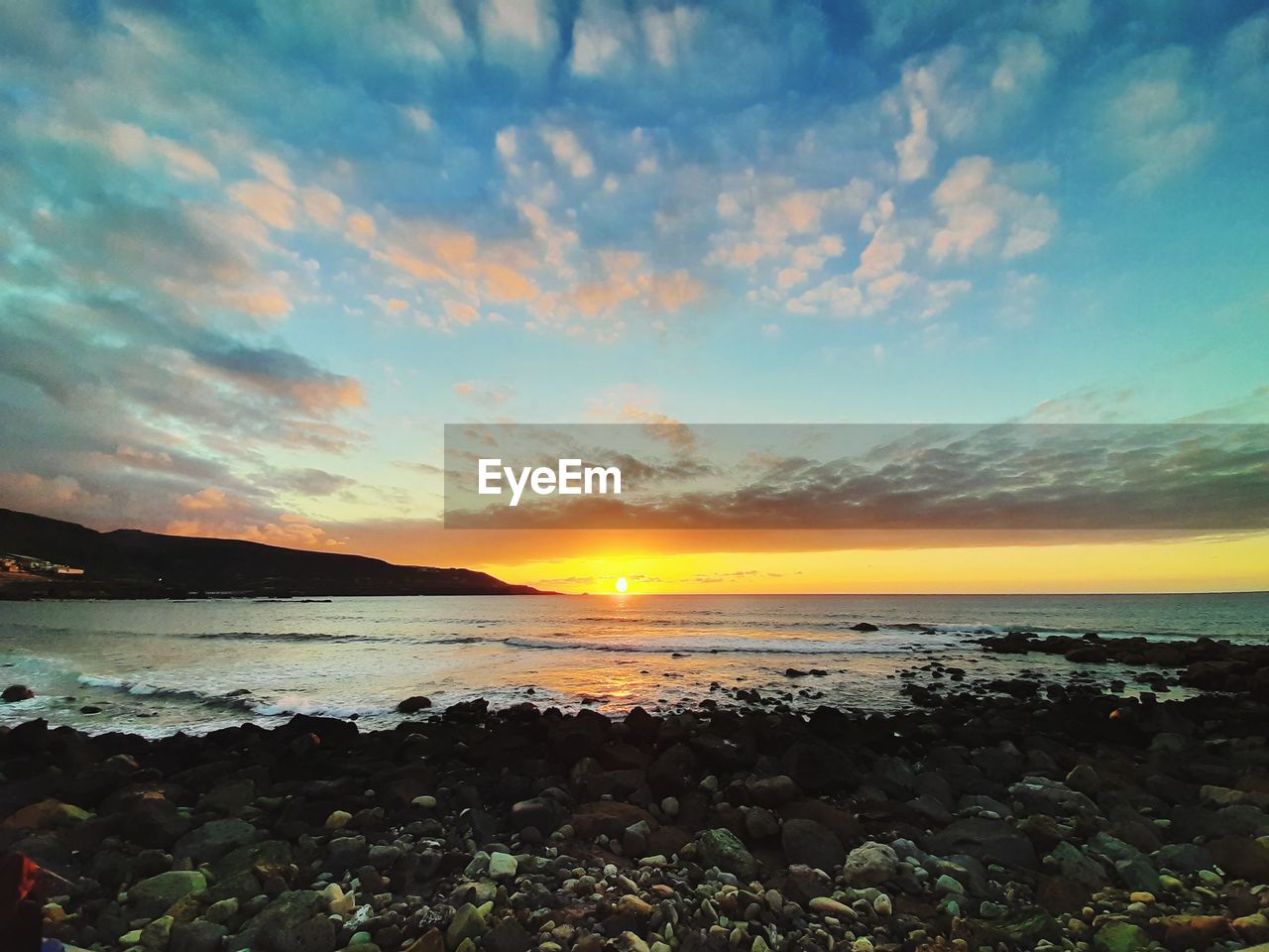 SCENIC VIEW OF SEA AGAINST SUNSET SKY