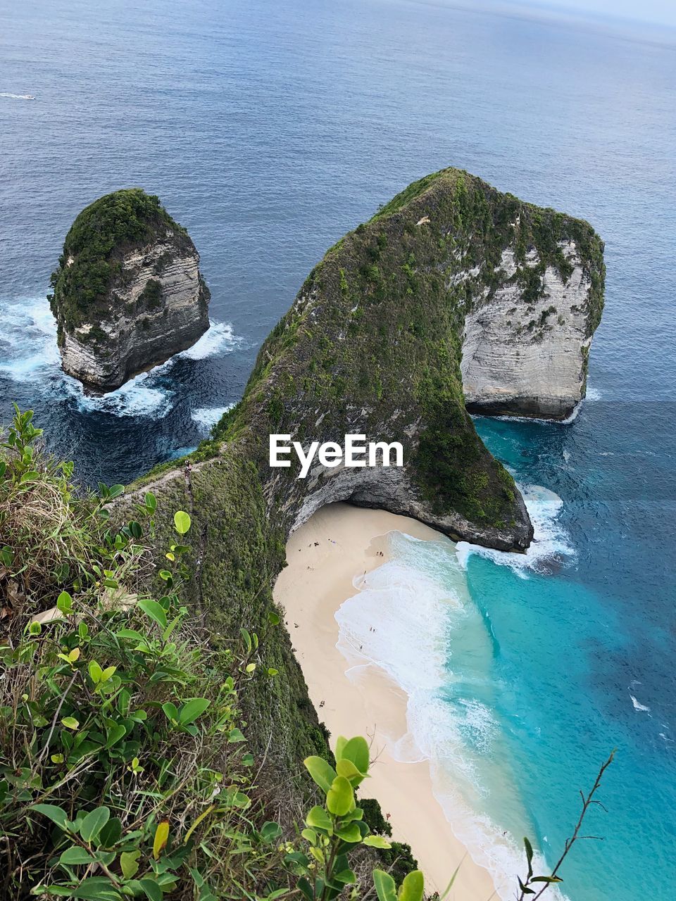 HIGH ANGLE VIEW OF ROCKS ON SEA SHORE