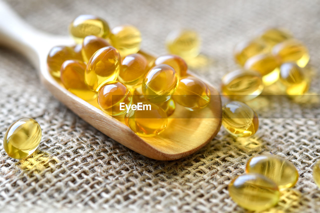 HIGH ANGLE VIEW OF YELLOW AND WINE ON TABLE