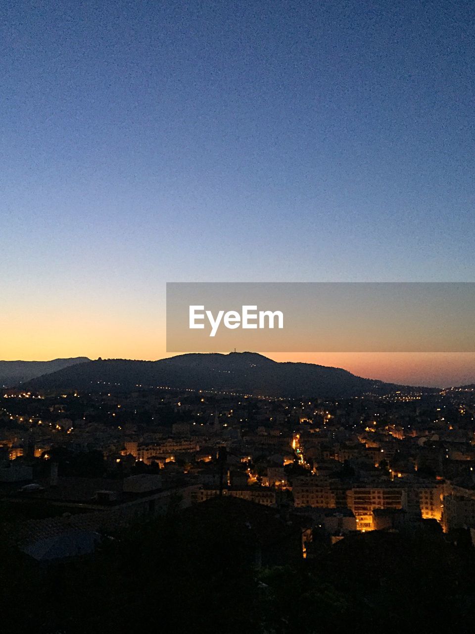 VIEW OF CITYSCAPE AT SUNSET