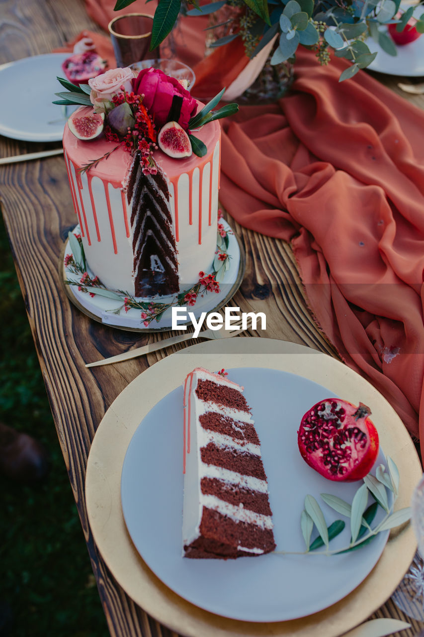 VIEW OF CAKE ON TABLE