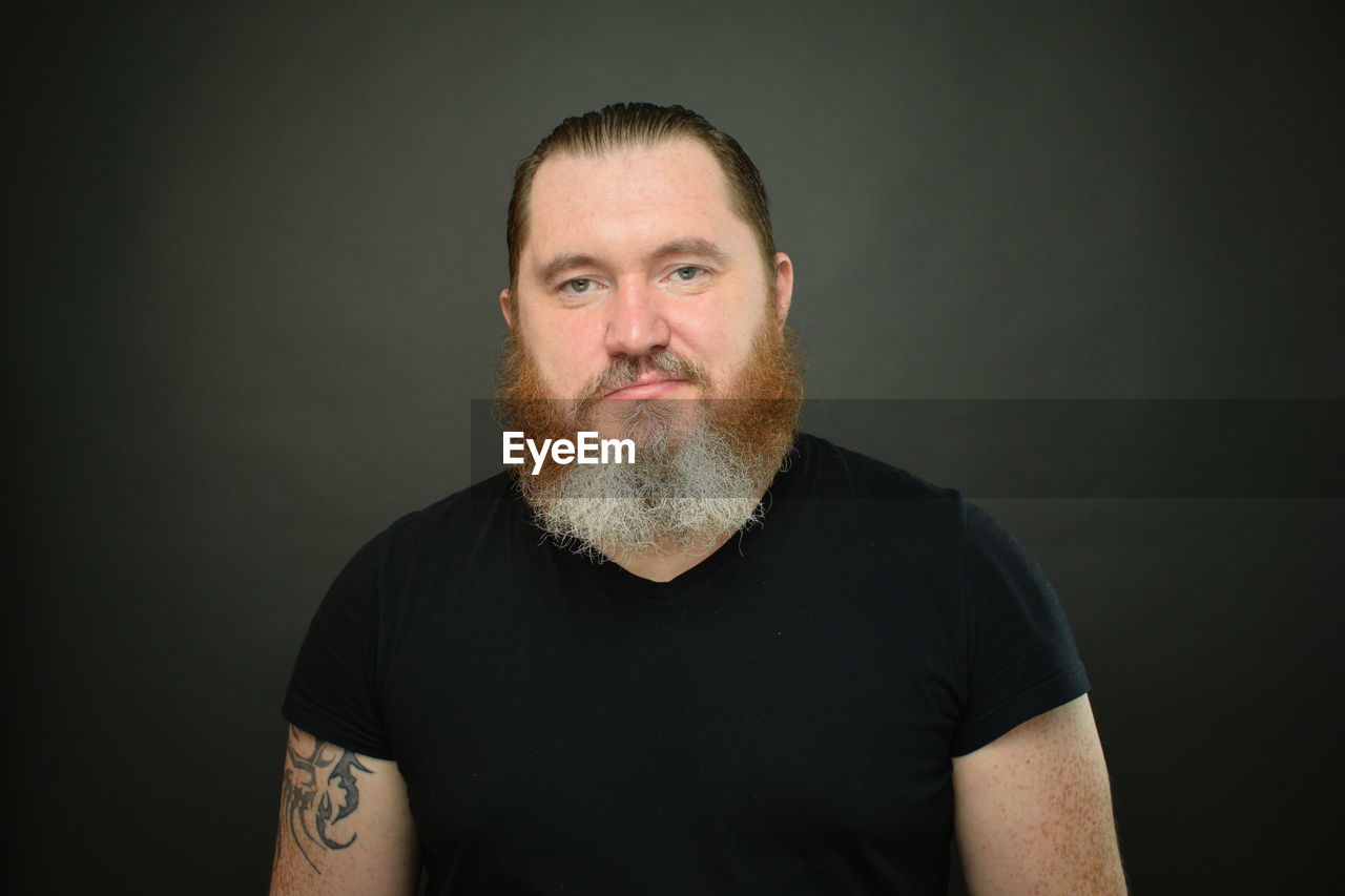 PORTRAIT OF MAN WEARING MASK AGAINST GRAY BACKGROUND