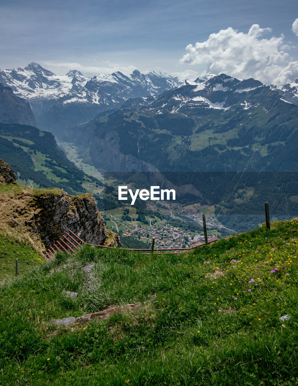 SCENIC VIEW OF FIELD AGAINST MOUNTAINS