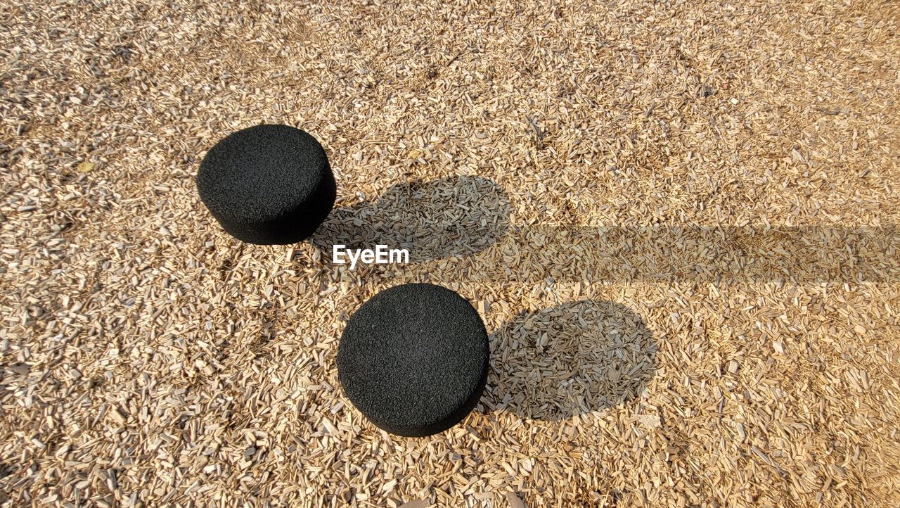 HIGH ANGLE VIEW OF PEBBLES ON BEACH