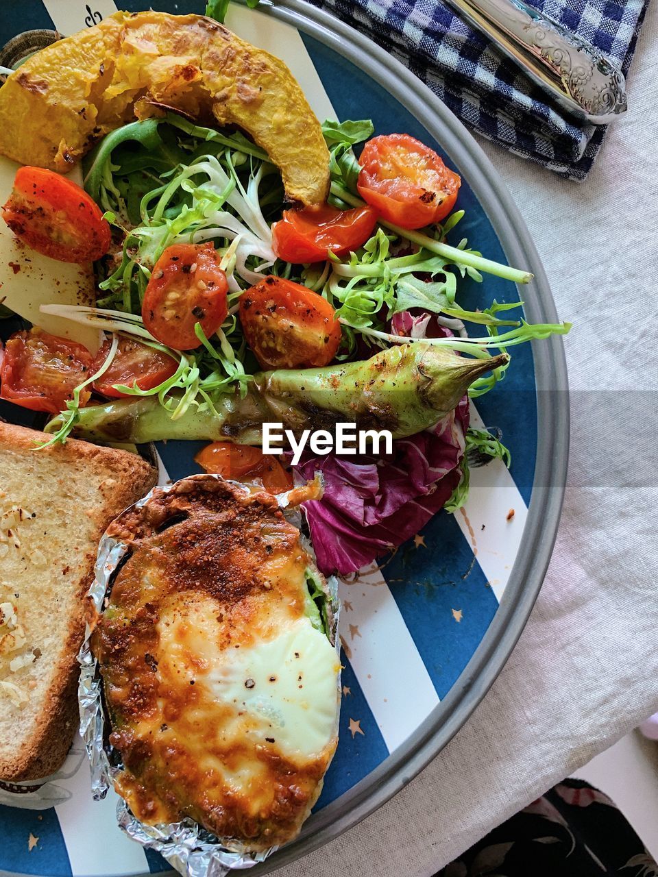 HIGH ANGLE VIEW OF FOOD IN PLATE