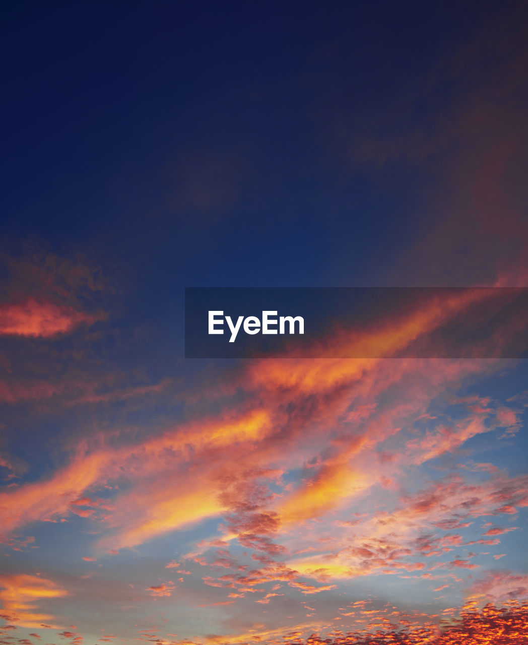 sky, cloud, afterglow, sunset, beauty in nature, red sky at morning, scenics - nature, dramatic sky, nature, tranquility, environment, tranquil scene, orange color, no people, dawn, horizon, evening, cloudscape, idyllic, multi colored, outdoors, landscape, blue, backgrounds, vibrant color, sunlight, red, awe, copy space, moody sky, atmosphere, twilight, atmospheric mood