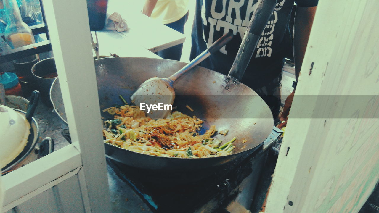 CLOSE-UP OF PREPARING FOOD ON TABLE