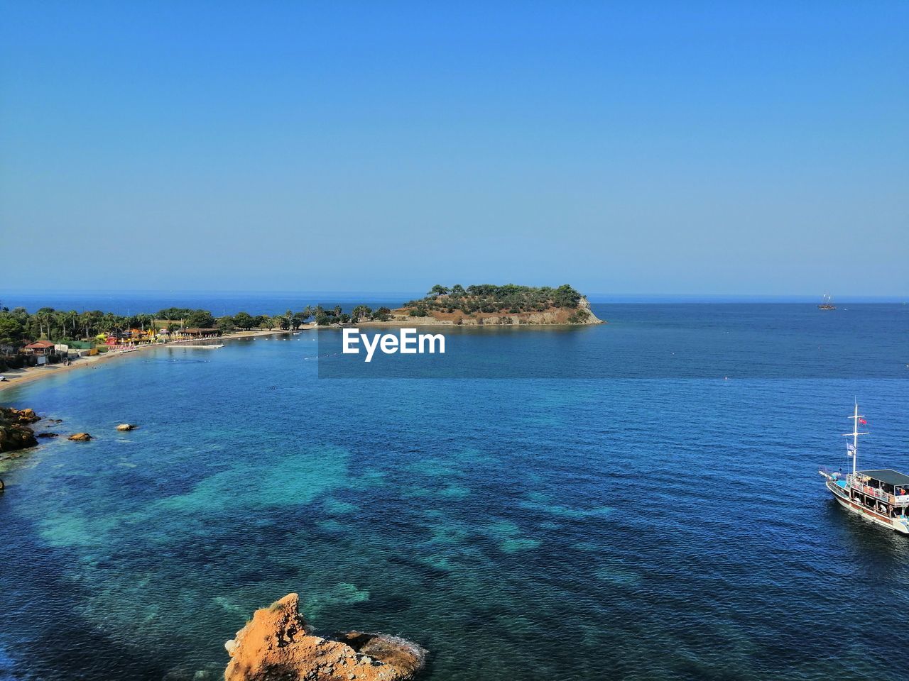 PANORAMIC VIEW OF SEA AGAINST CLEAR SKY