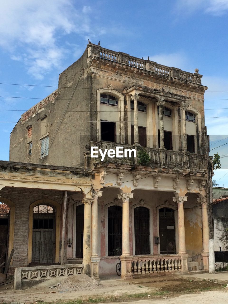 EXTERIOR OF HISTORIC BUILDING AGAINST SKY