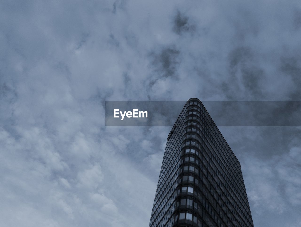 LOW ANGLE VIEW OF BUILDINGS AGAINST CLOUDY SKY