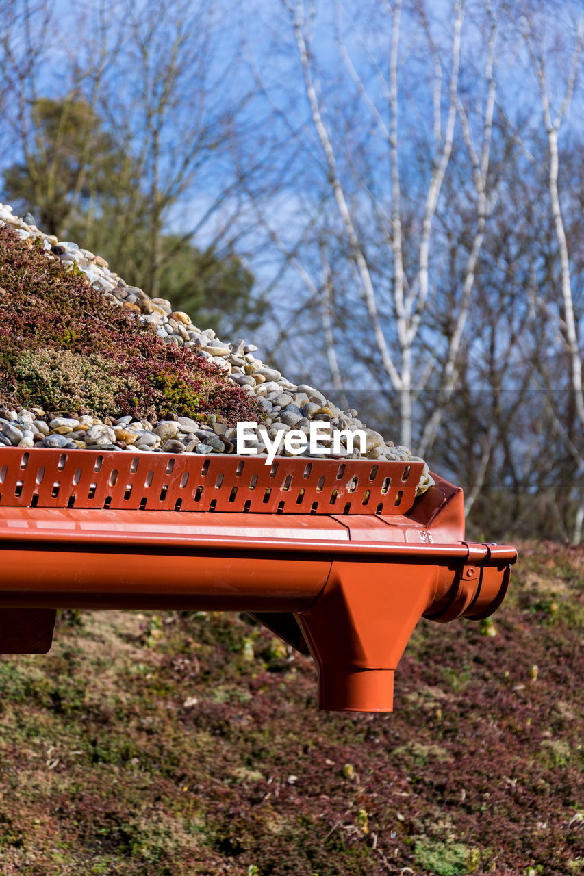 CLOSE-UP OF METAL STRUCTURE IN PARK