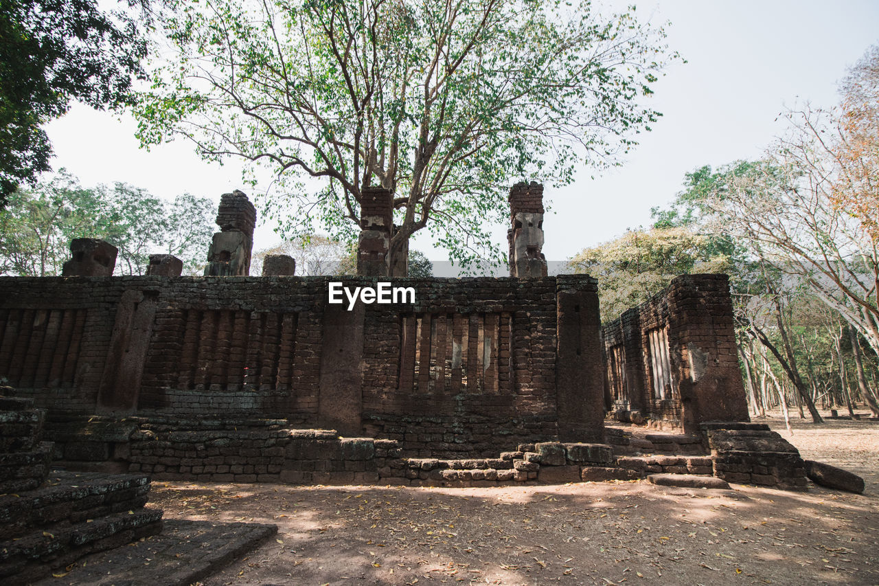 VIEW OF OLD RUIN AGAINST SKY