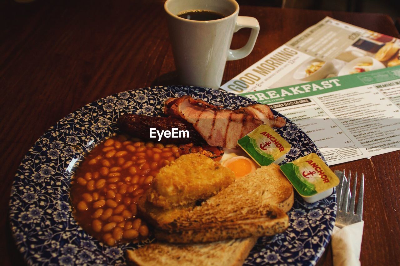 CLOSE-UP OF BREAKFAST ON PLATE