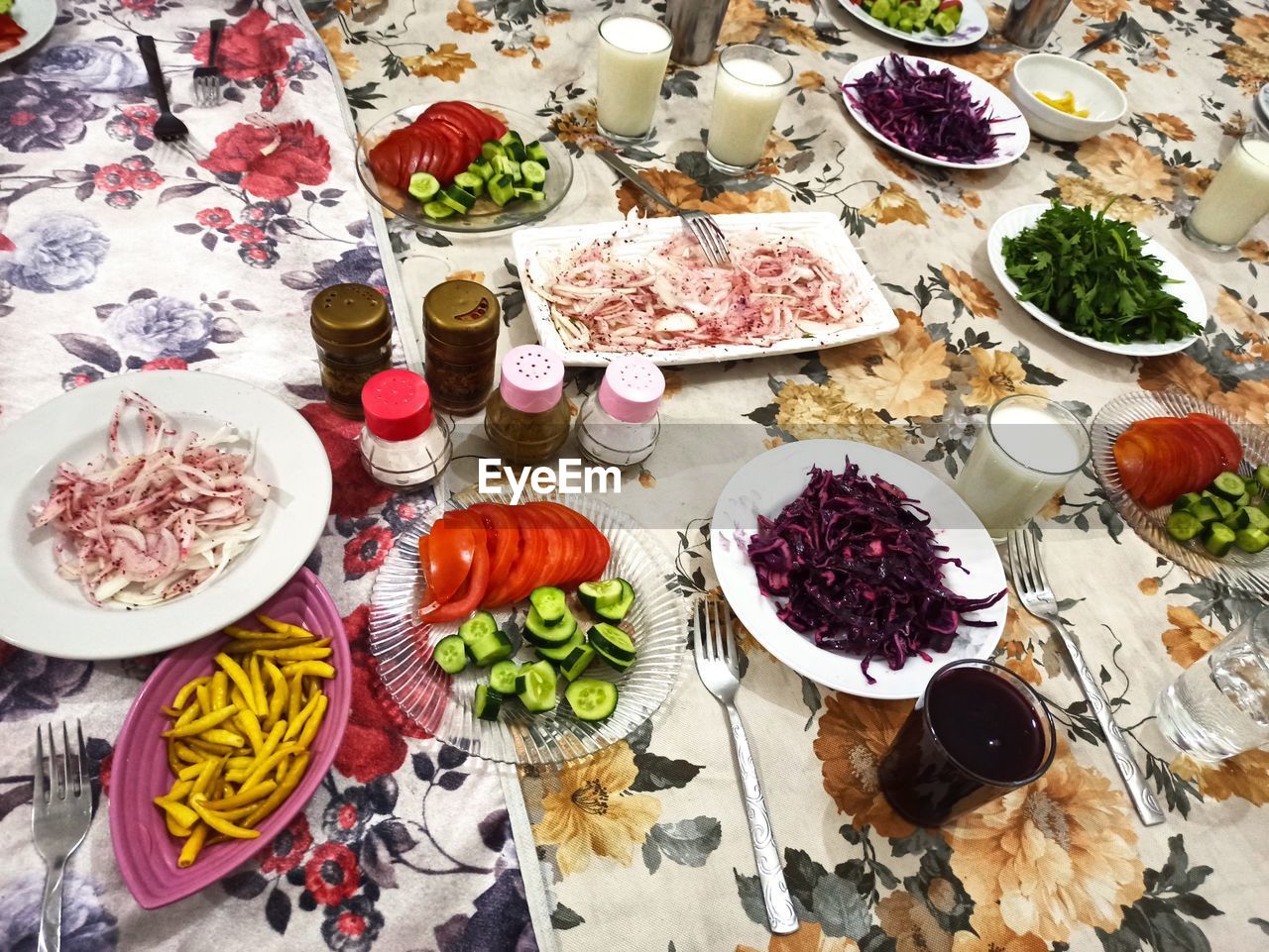 HIGH ANGLE VIEW OF MEAL ON TABLE