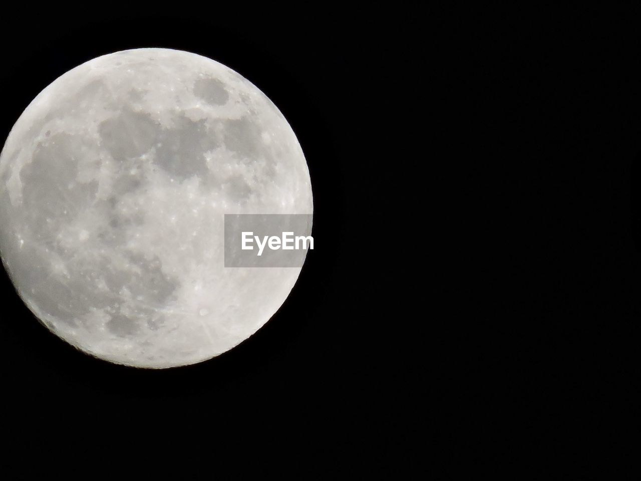 LOW ANGLE VIEW OF FULL MOON IN SKY