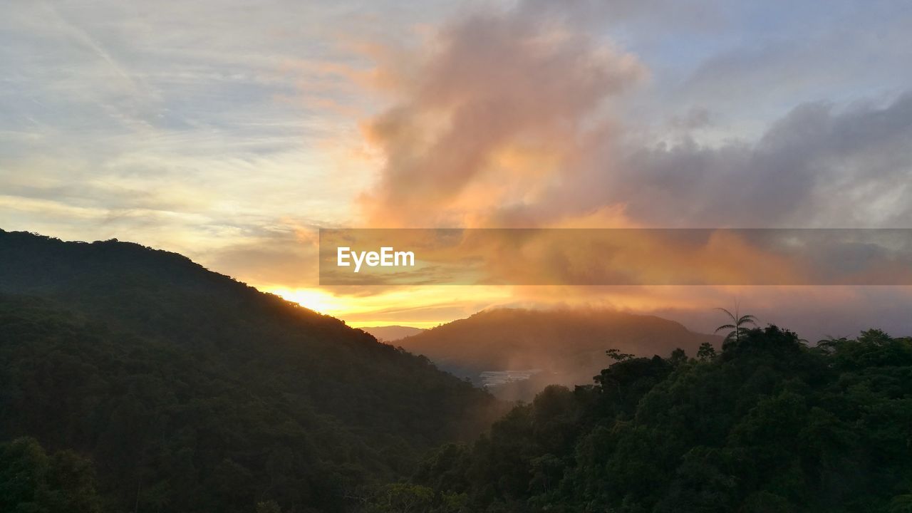 SCENIC VIEW OF LANDSCAPE AGAINST SKY AT SUNSET