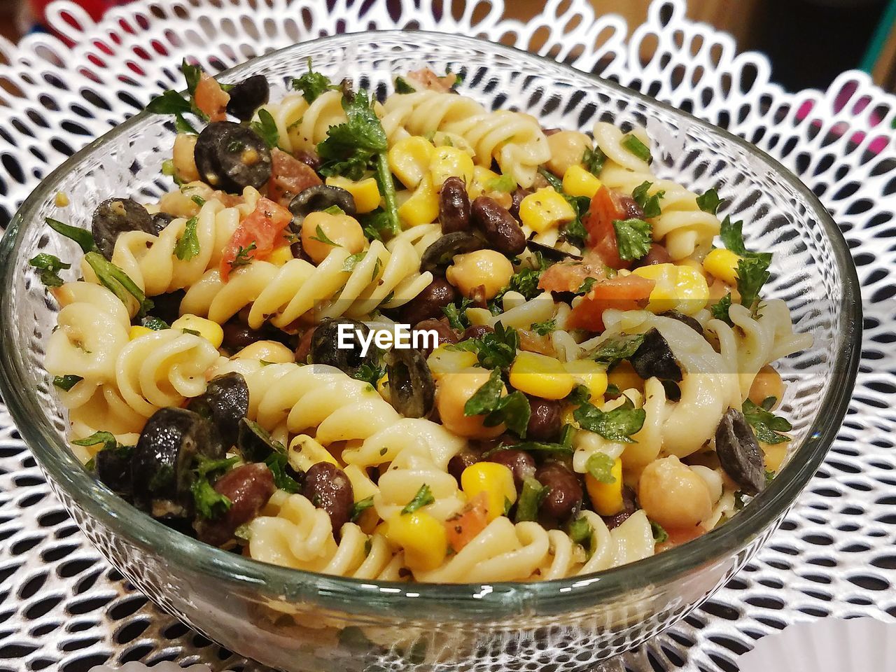 CLOSE UP OF SALAD IN BOWL