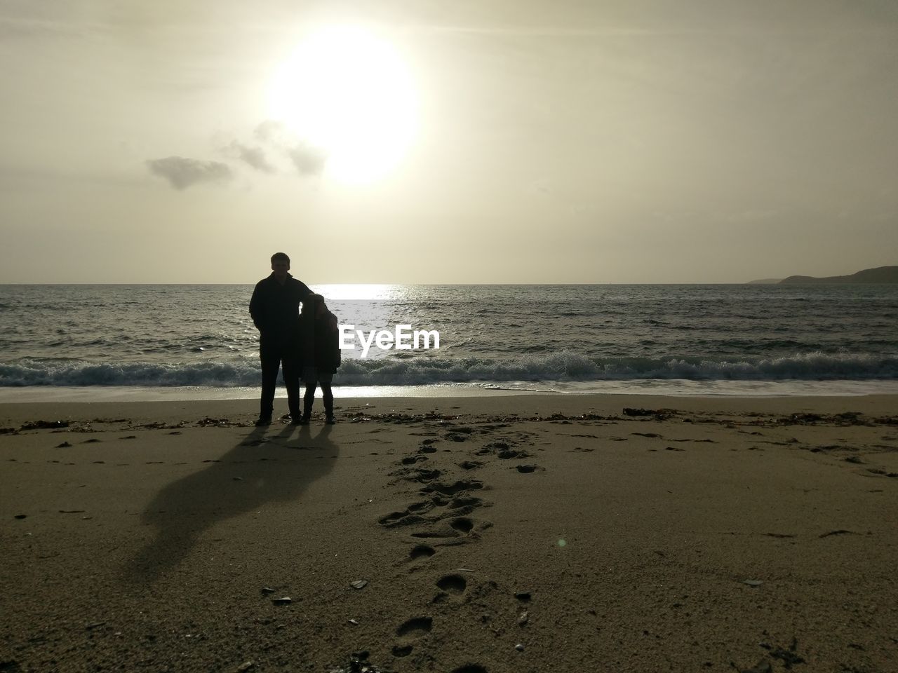 REAR VIEW OF MAN ON BEACH