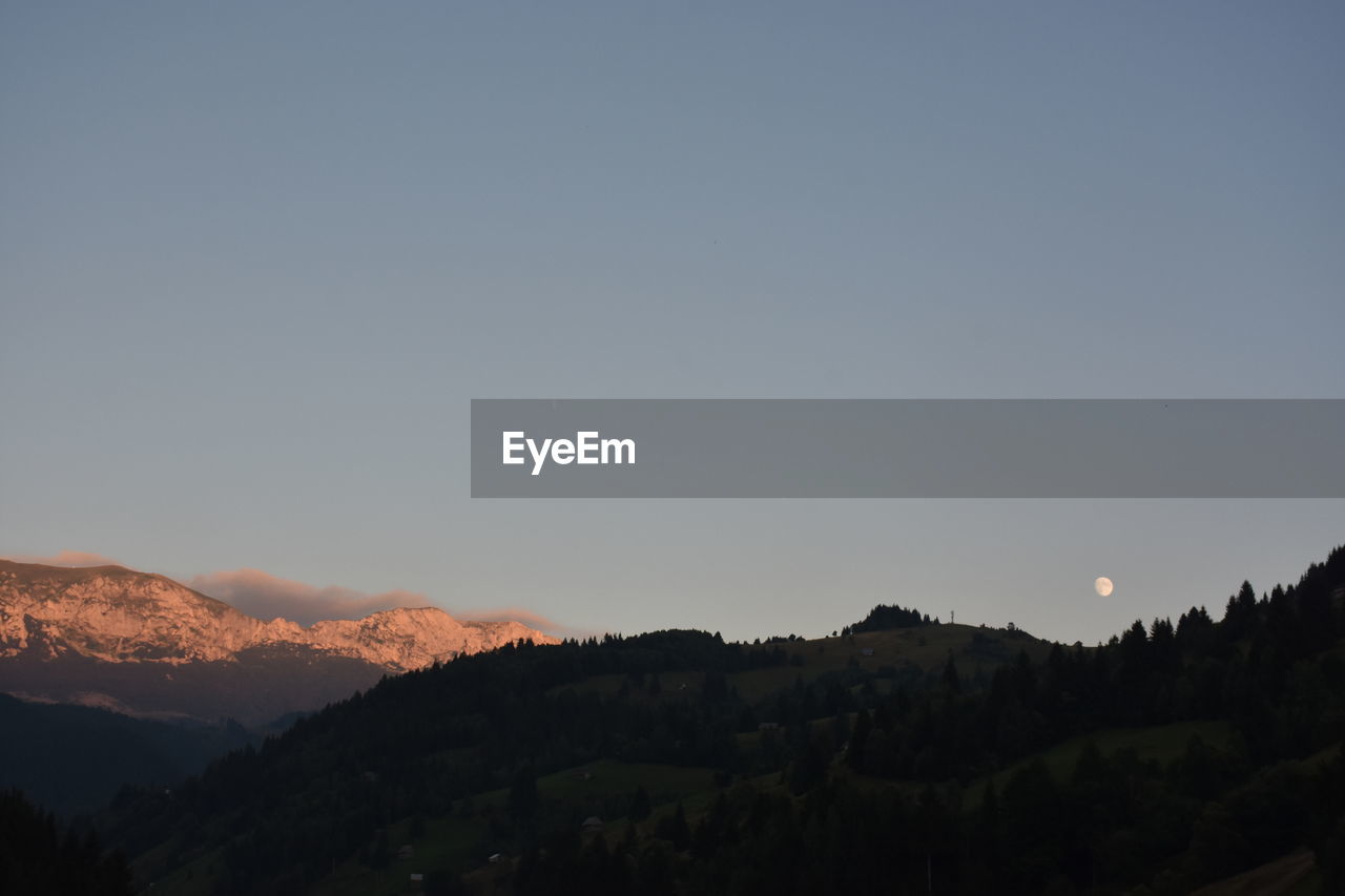 SCENIC VIEW OF SILHOUETTE MOUNTAIN AGAINST CLEAR SKY