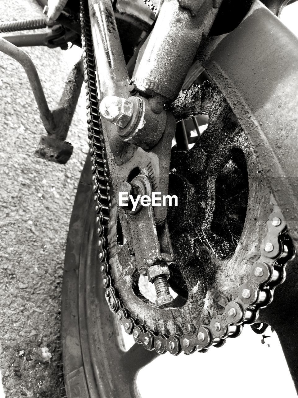 HIGH ANGLE VIEW OF RUSTY BICYCLE WHEEL OF CHAIN