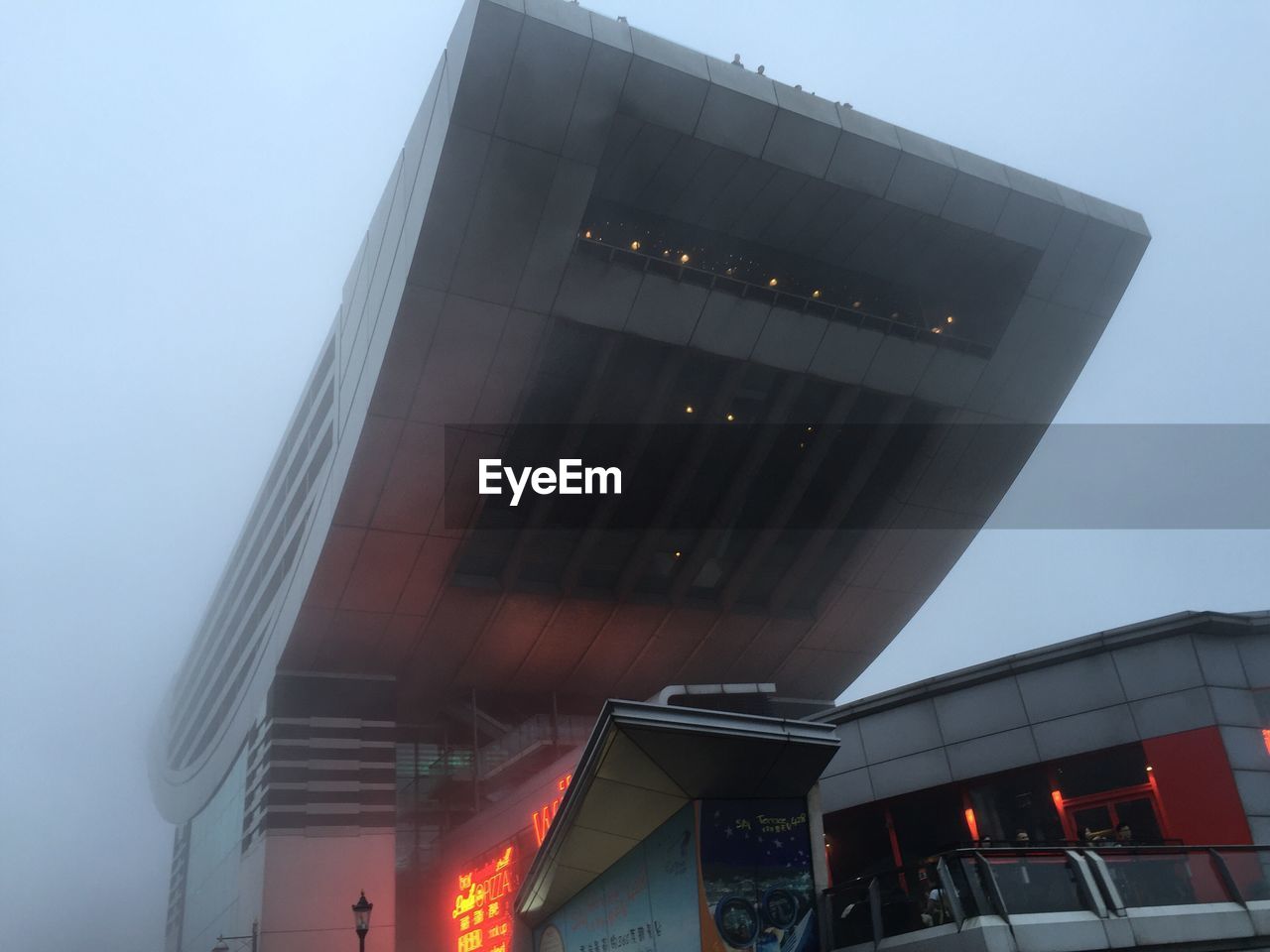 LOW ANGLE VIEW OF MODERN BUILDING AGAINST SKY