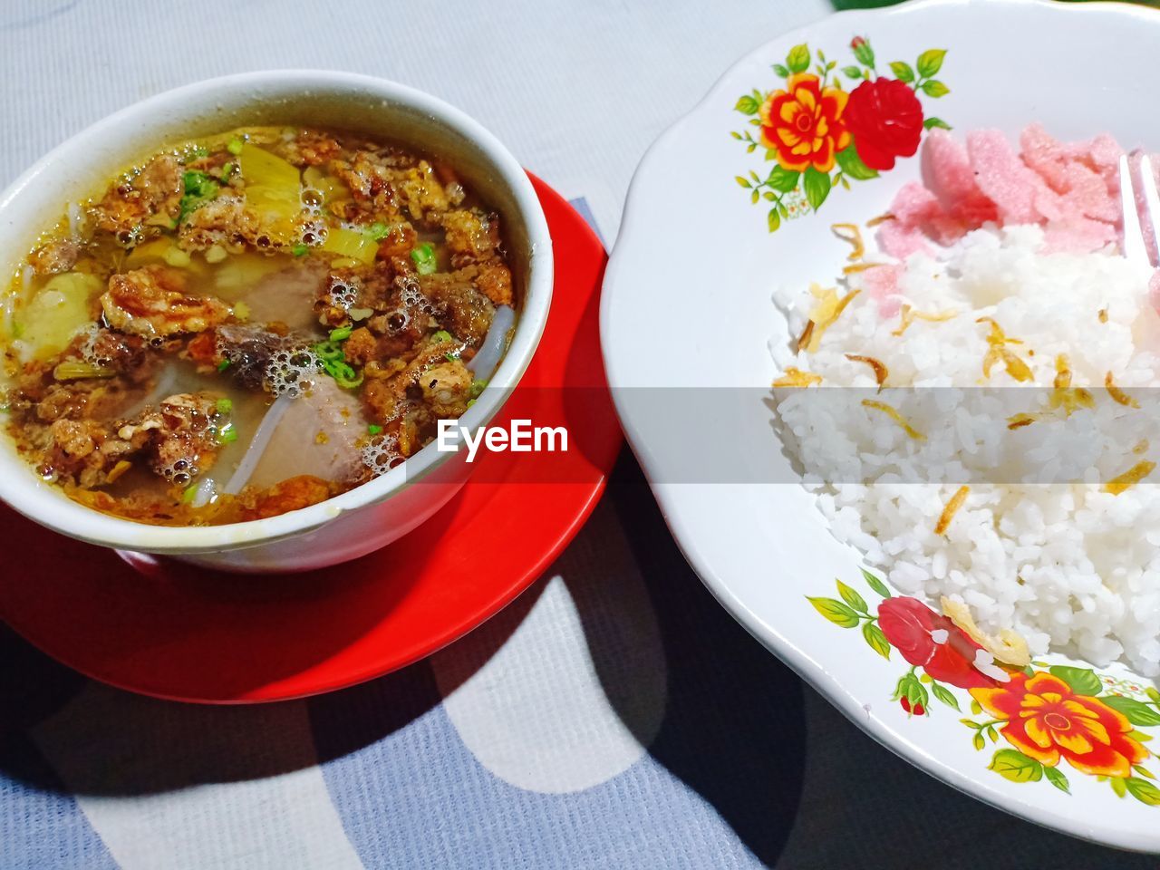 HIGH ANGLE VIEW OF FOOD SERVED IN BOWL