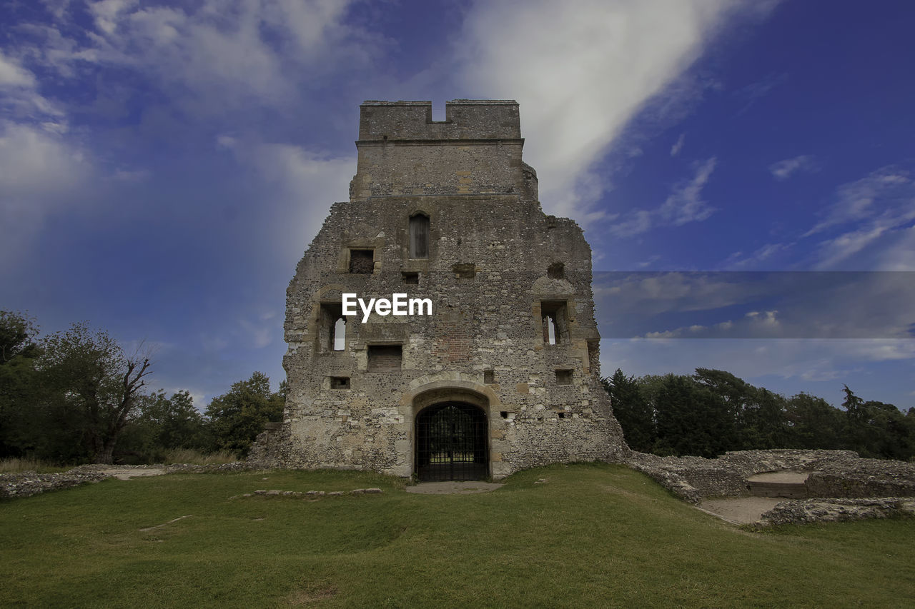 LOW ANGLE VIEW OF OLD RUINS AGAINST SKY