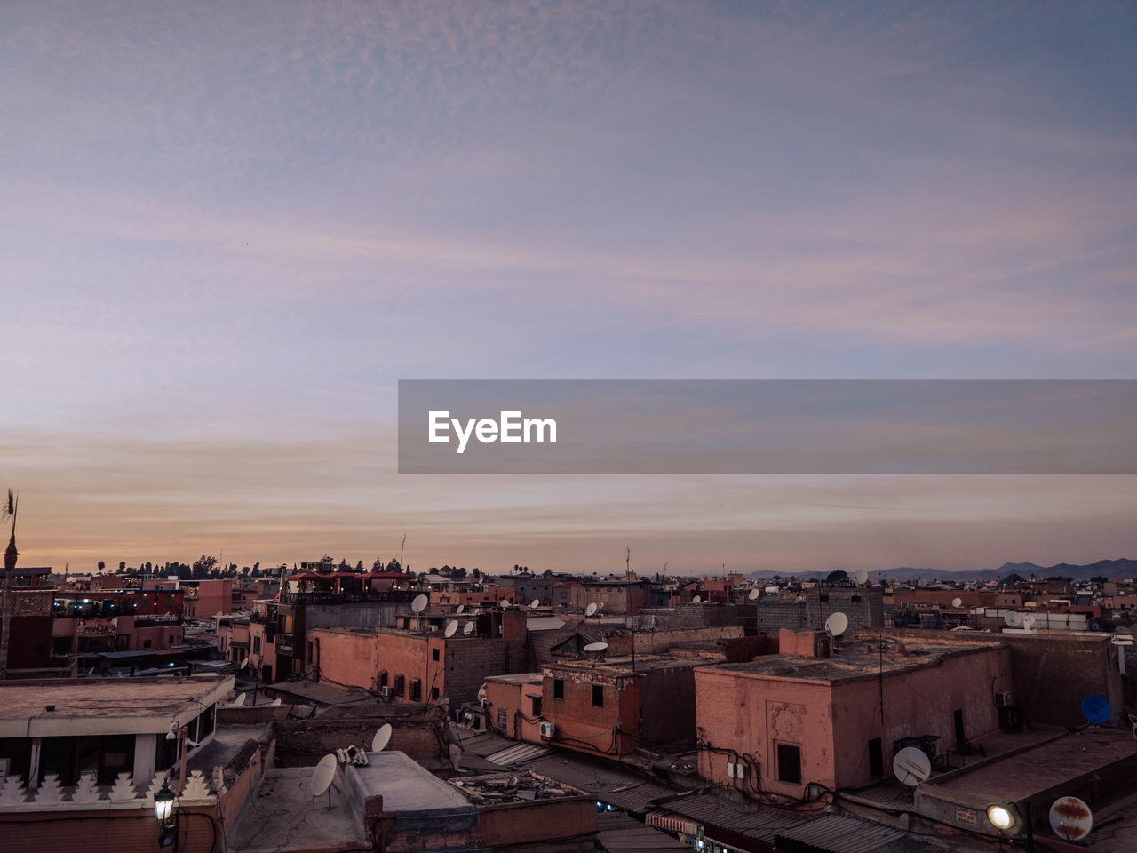 HIGH ANGLE VIEW OF TOWNSCAPE AGAINST SKY