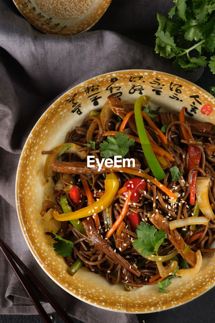 HIGH ANGLE VIEW OF MEAL SERVED IN BOWL