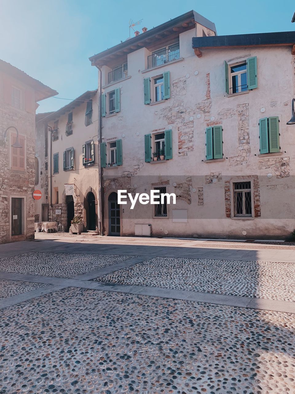 LOW ANGLE VIEW OF BUILDINGS IN TOWN