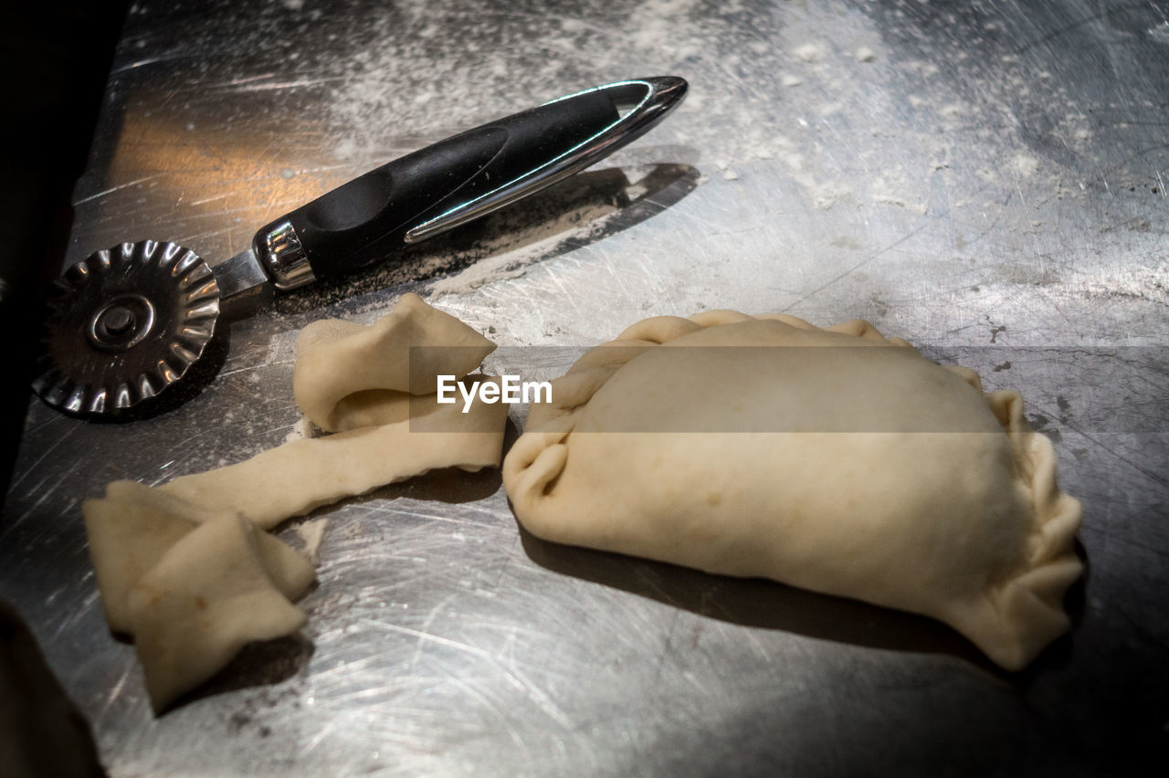 CLOSE-UP OF PREPARING FOOD ON TABLE