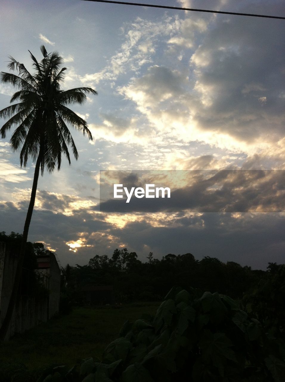 SCENIC VIEW OF LANDSCAPE AGAINST CLOUDY SKY