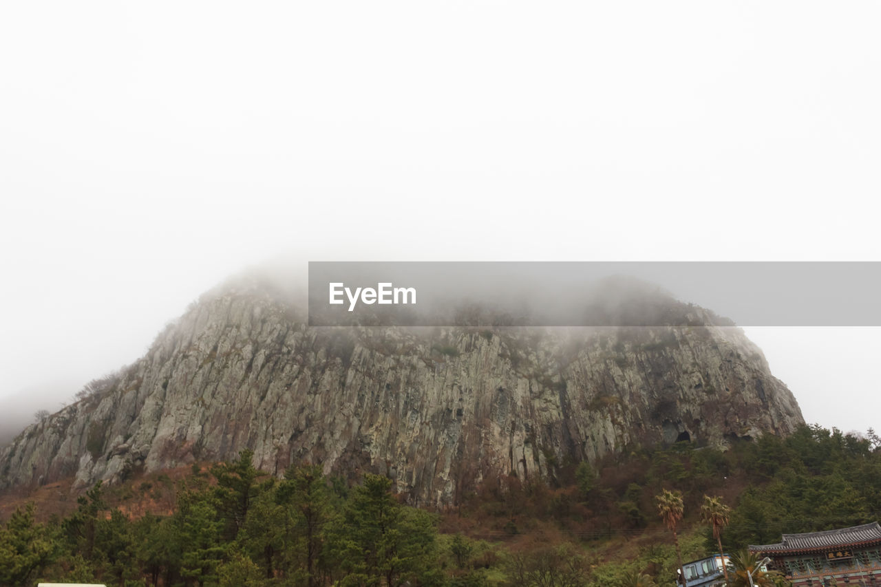 SCENIC VIEW OF LANDSCAPE AGAINST SKY DURING FOGGY WEATHER