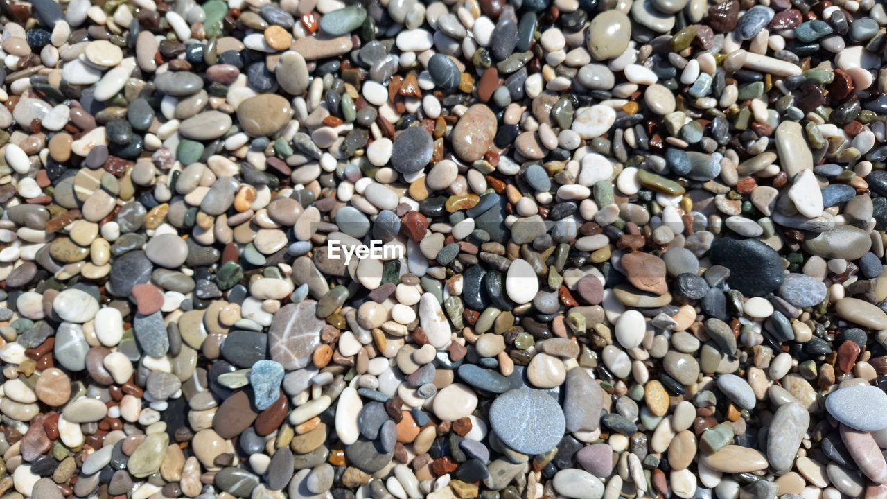 full frame, backgrounds, pebble, gravel, stone, large group of objects, abundance, rock, day, no people, beach, nature, high angle view, land, rubble, outdoors, textured, sunlight, pattern