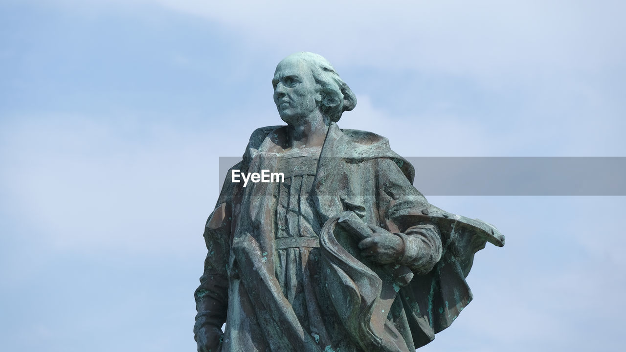 LOW ANGLE VIEW OF SCULPTURE AGAINST SKY