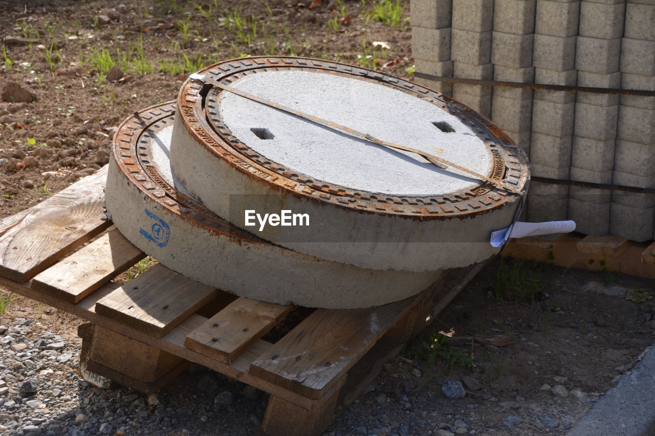 HIGH ANGLE VIEW OF OLD MACHINE ON WOOD