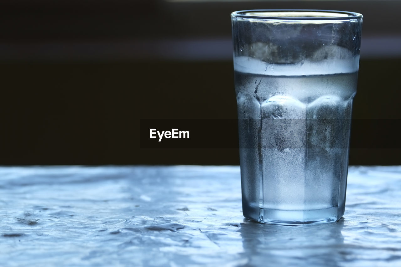 CLOSE-UP OF WATER IN GLASS