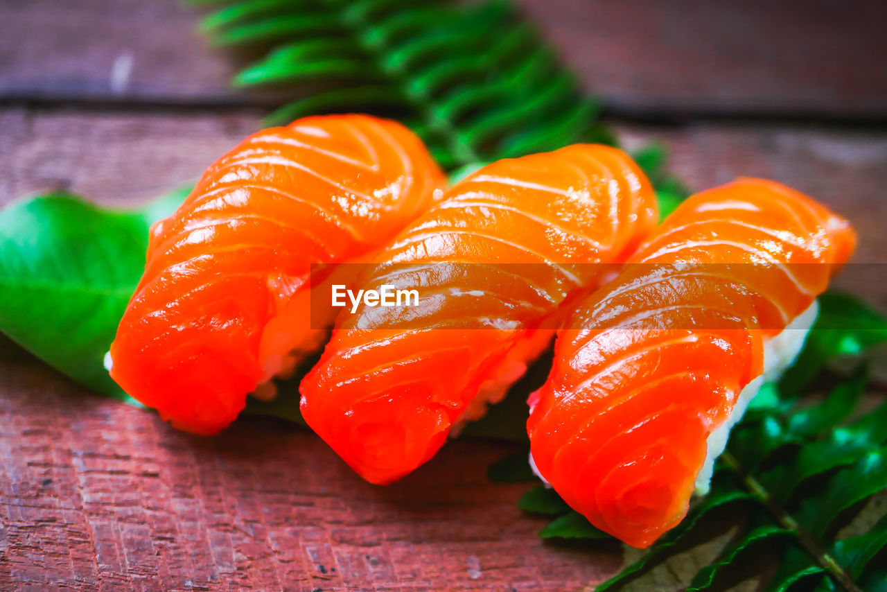 CLOSE-UP OF ORANGE ON TABLE