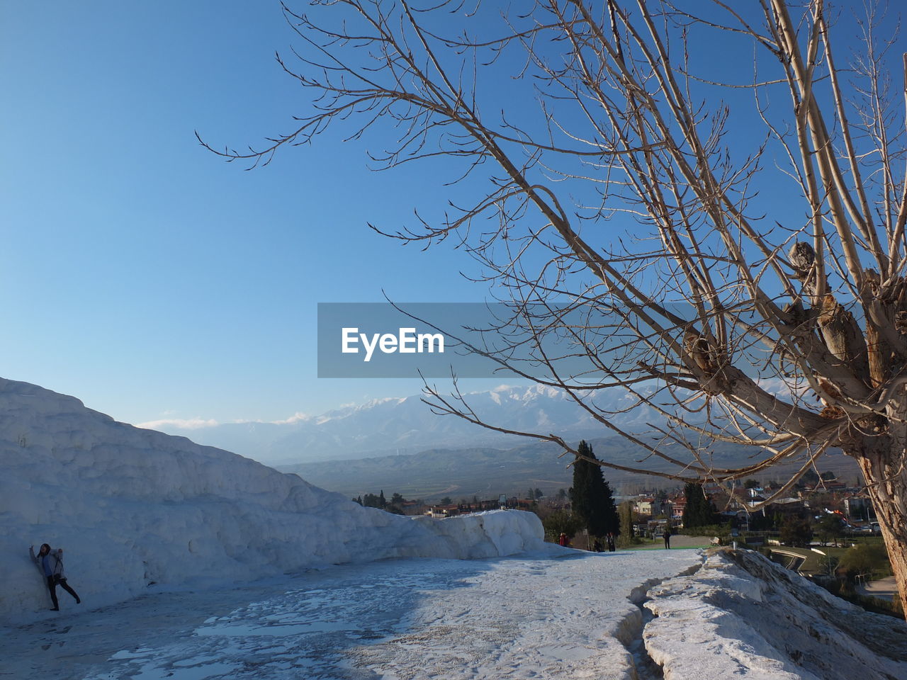 SCENIC VIEW OF SNOWCAPPED MOUNTAINS AGAINST BLUE SKY